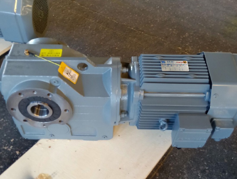 KA87-44.02-YVP112M4-4KW-M1-B减速机.jpg