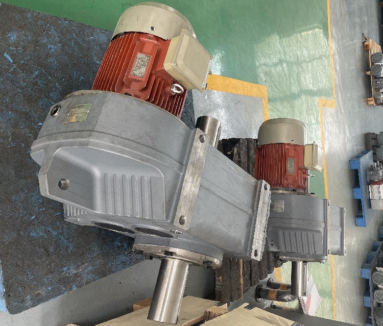 F208MH180M4-M5-90°减速电机.jpg