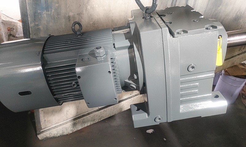 输送上料小车减速机,R17减速电机,R17DT71M4减速器.jpg