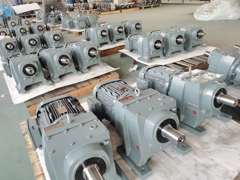 混合搅拌机减速机,R167减速电机,R167DV225M4减速器.jpg